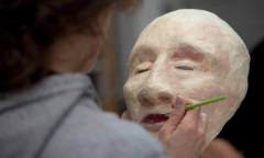 Maske wird angemalt