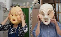 Zwei Masken werden ausprobiert