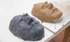 Zwei Tonfiguren um Masken zu bauen