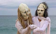 Zwei Maskenfiguren am Strand in der Bretagne