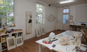 Atelier Angela Kolter mit Bilder und Masken