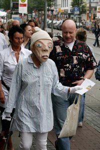 Maskenfigur geht in Bremen spazieren