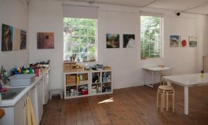 Atelier Angela Kolter mit Bilder an die Wand